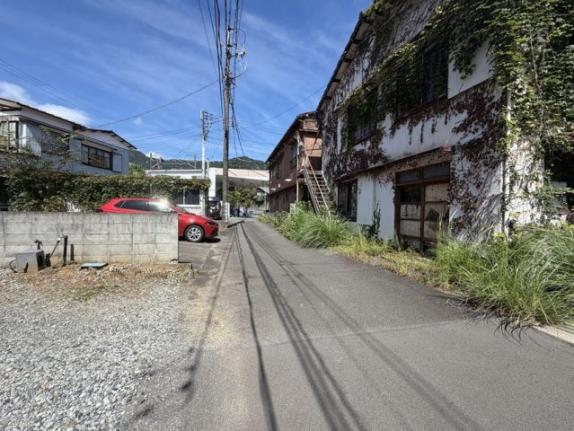 徒歩10分圏内にすべてが揃い利便性の良い古家付き土地の前面道路含む現地写真