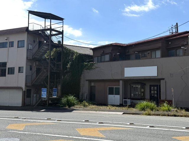 徒歩10分圏内にすべてが揃い利便性の良い古家付き土地の外観|北側外観　中央に写っているのが物件です