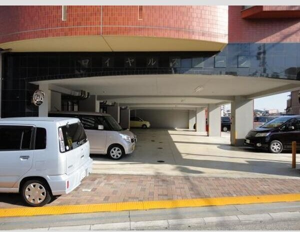 ロイヤルステージの駐車場
