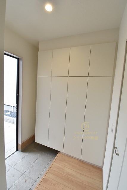 TERRACE　水戸市元吉田町　7期 　3の玄関|玄関収納の扉の中は可動棚ですので、用途に合わせて高さを自由に変えることができます。（写真は完成イメージ）
