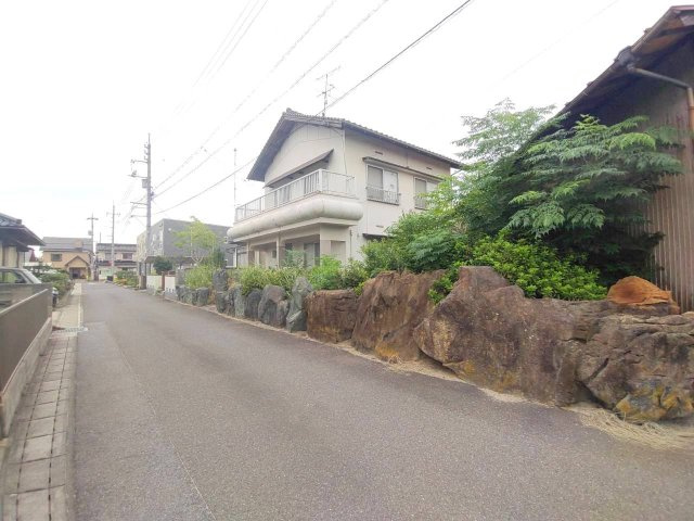 上後藤4丁目古家付土地の前面道路含む現地写真|前面道路は公道の幅員約4ｍになります。