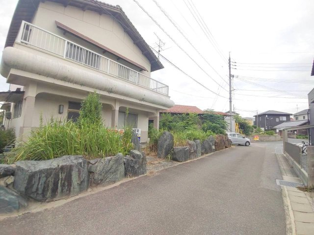 上後藤4丁目古家付土地の前面道路含む現地写真|通り抜けの道ではなく、交通量も少ない地域になり、安心です。