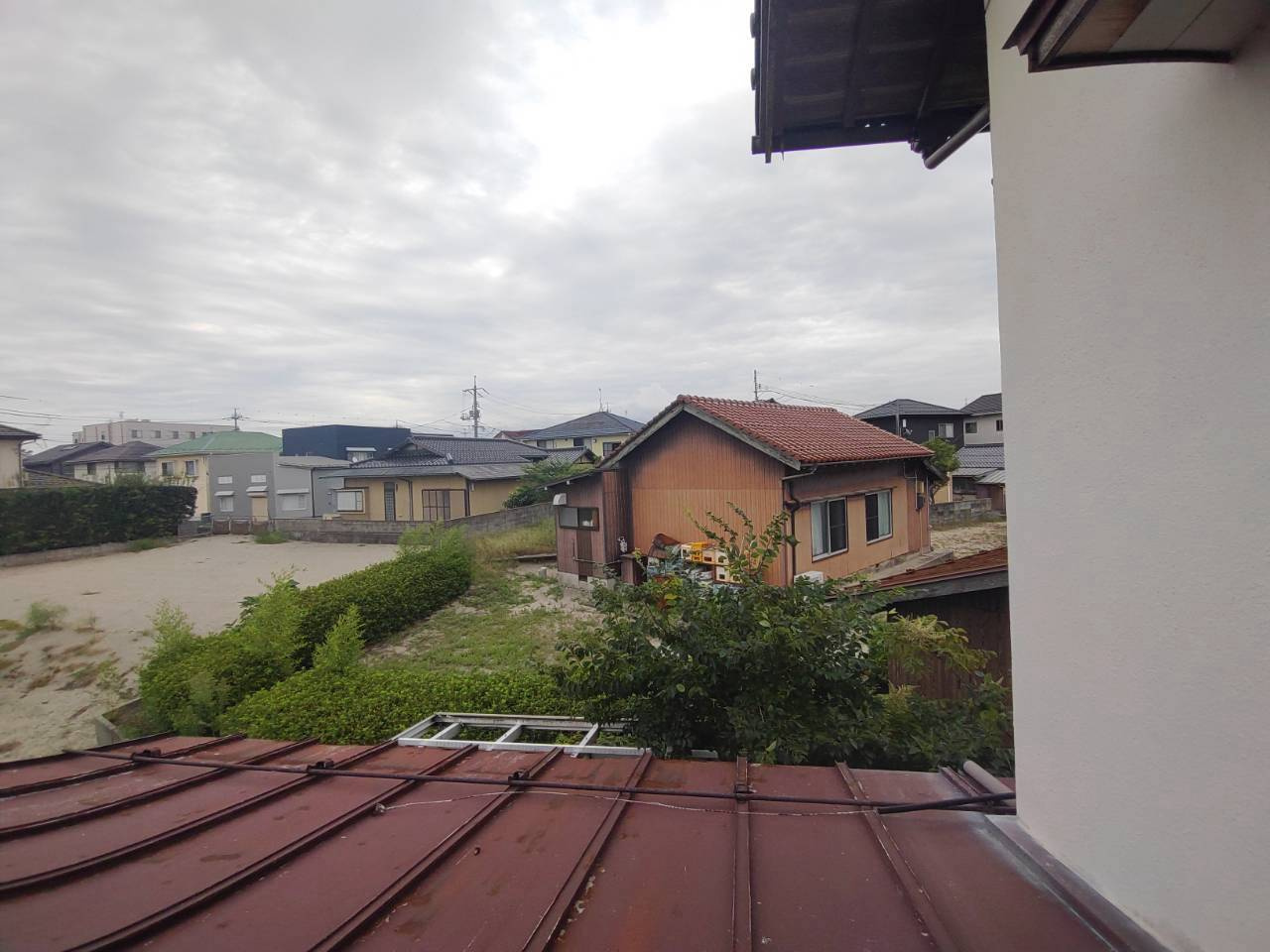上後藤4丁目古家付土地の周辺|南東側隣地は公民館になり、開けた景色になります。