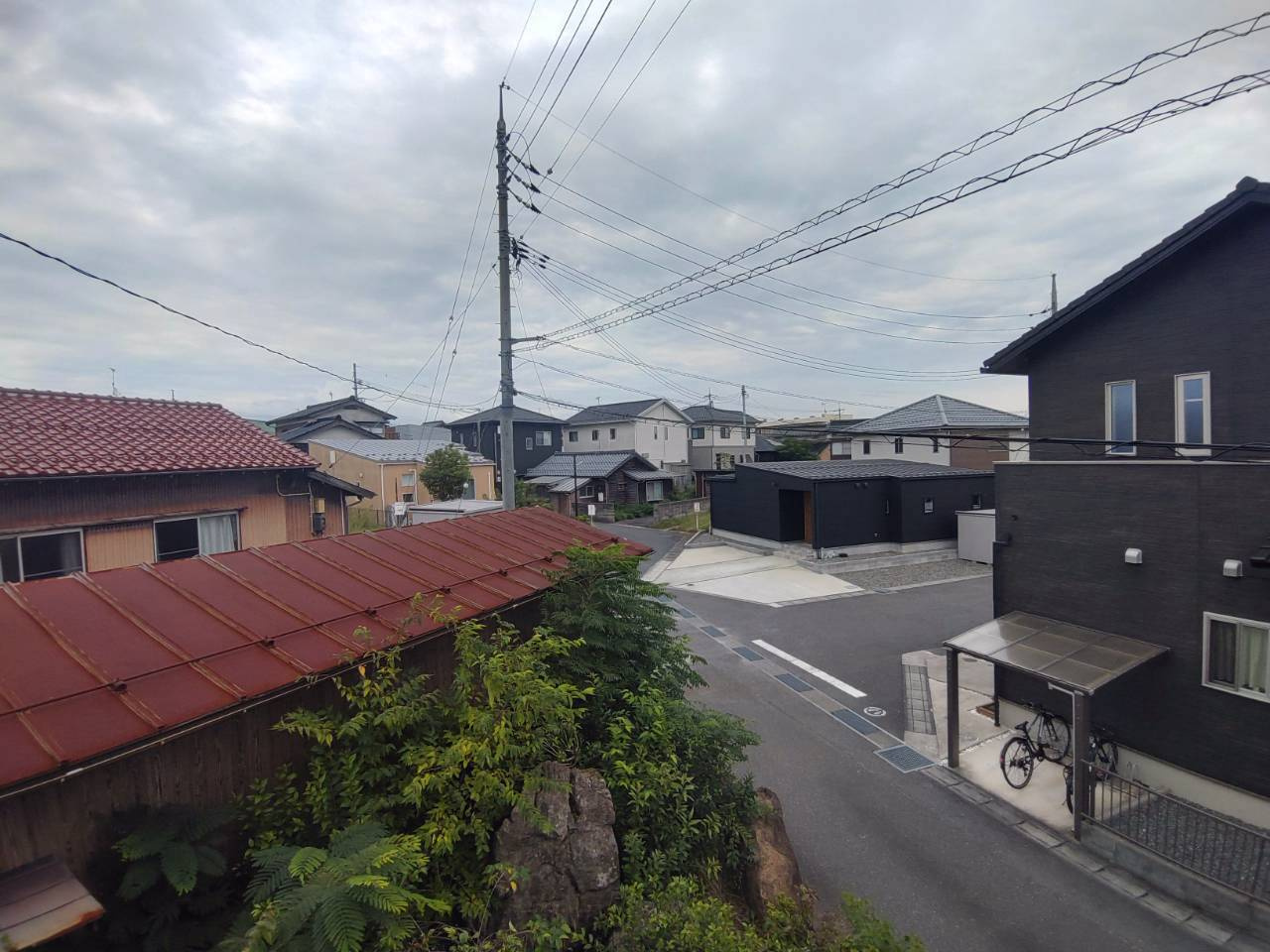 上後藤4丁目古家付土地の展望|南西（道路）側の景色になります。新しい住宅も多い閑静な住宅地になります。