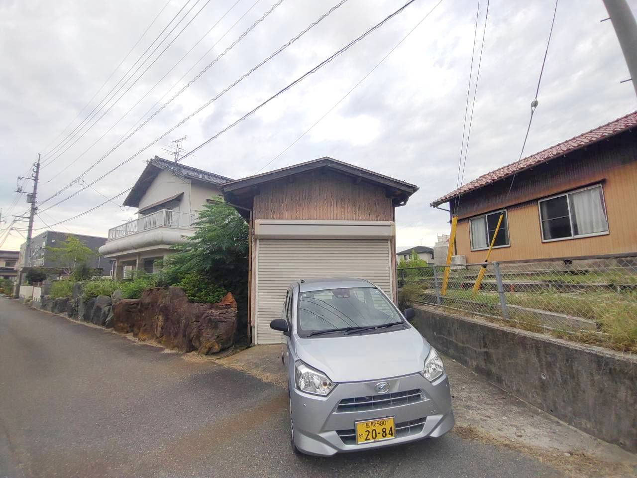 上後藤4丁目古家付土地の周辺|南東側隣地と多少の高低差があります。