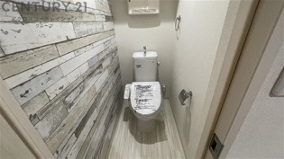 温水洗浄便座付きのトイレです♪