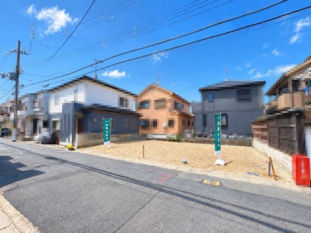 城陽市寺田今堀の前面道路含む現地写真|間口約9ｍ確保されており、開放的な立地です。