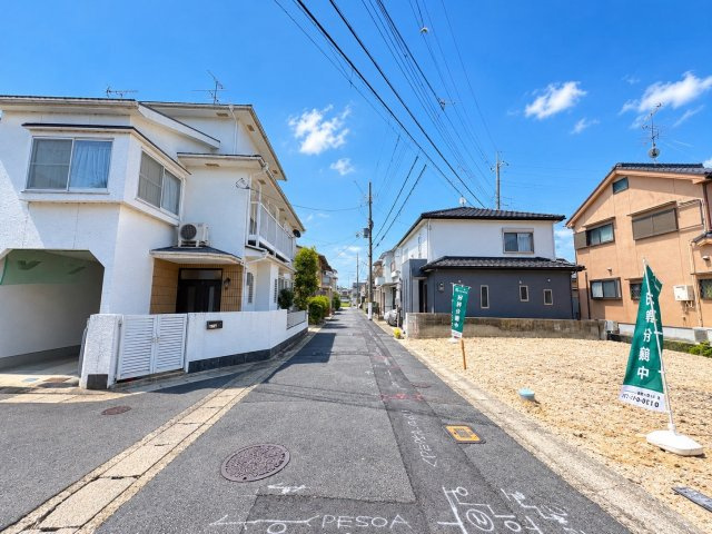 城陽市寺田今堀の前面道路含む現地写真|前道幅員約5ｍ。
お車の駐車もスムーズです。