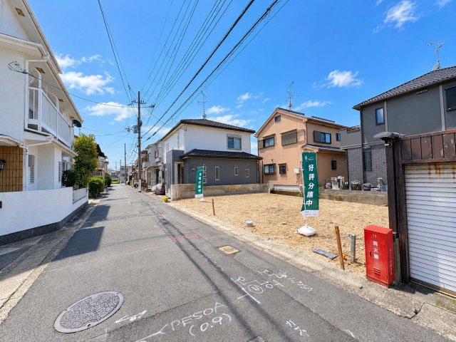 城陽市寺田今堀の前面道路含む現地写真|閑静な住宅街で静かな暮らしが実現します。