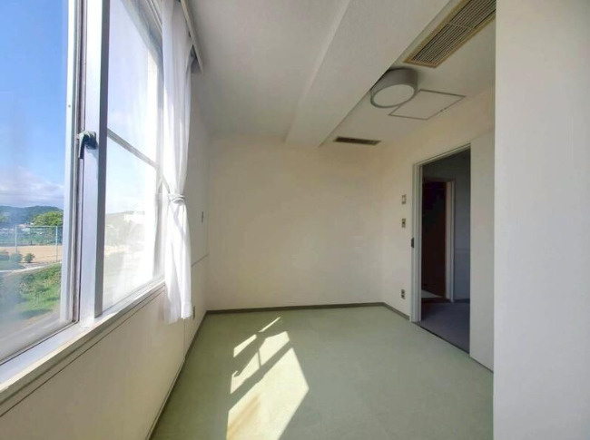 「採光◎開放的な2LDK」高知市種崎　種崎シーサイドハウス　中古マンションの洋室|日当たりのよい洋室は開放感たっぷり♪