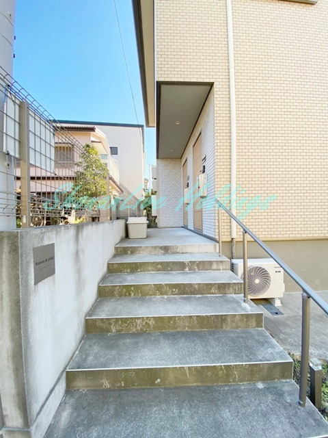 鎌倉市腰越３丁目のアパートのエントランス