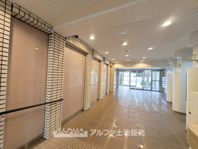 サンヴェール久米川のエントランス|【Entrance】
◆エントランス◆住まう方や来訪者を迎えるマンションの玄関口。毎日の行き帰りを気持ちよく演出します。