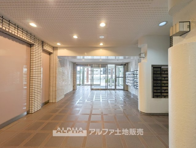 サンヴェール久米川のエントランス|【Welcome Home】
◆エントランス◆マンションの顔となる共用エントランス。住まいへ帰るたびに、落ち着きを感じられる空間です。