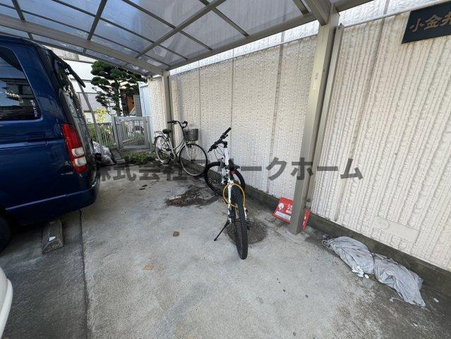 小金井市梶野町１丁目のアパートの駐車場