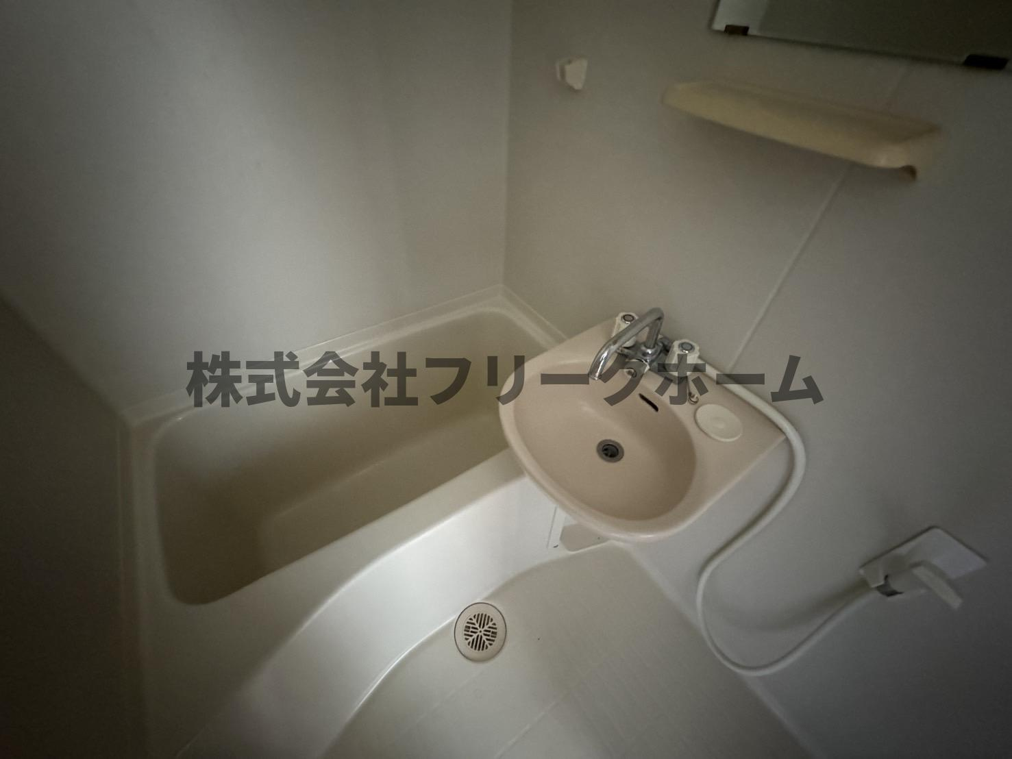小金井市梶野町１丁目のアパートの浴室