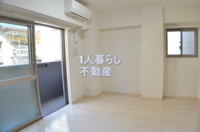 【居間・リビング】 | フェニックス⻄蒲田 | 大きな窓で明るい洋室です。