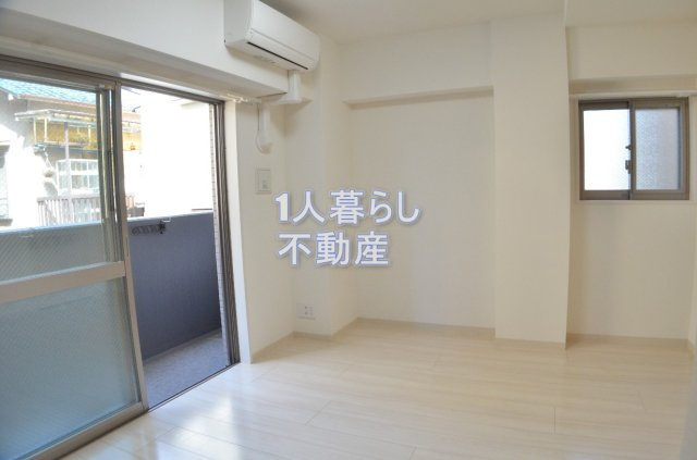 【居間・リビング】 | フェニックス⻄蒲田 | 大きな窓で明るい洋室です。