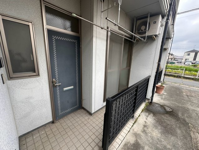 Y'sメゾネットCの玄関