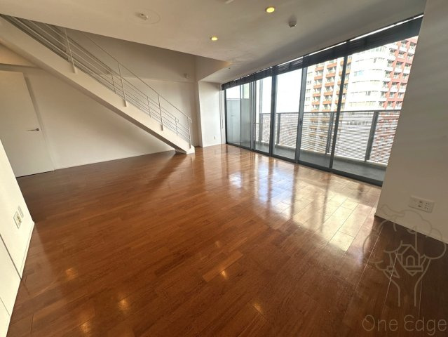 CHASKA CHAYAMACHI RESIDENCEの居間・リビング