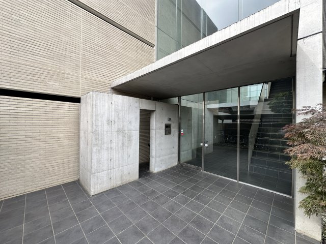 調布市上石原１丁目の賃貸マンションのエントランス