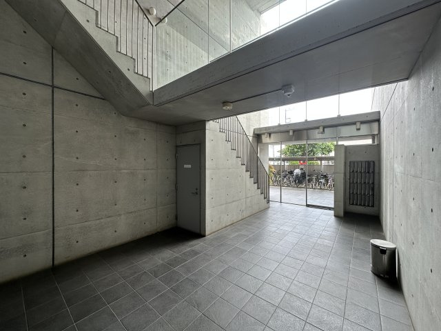 調布市上石原１丁目の賃貸マンションのロビー