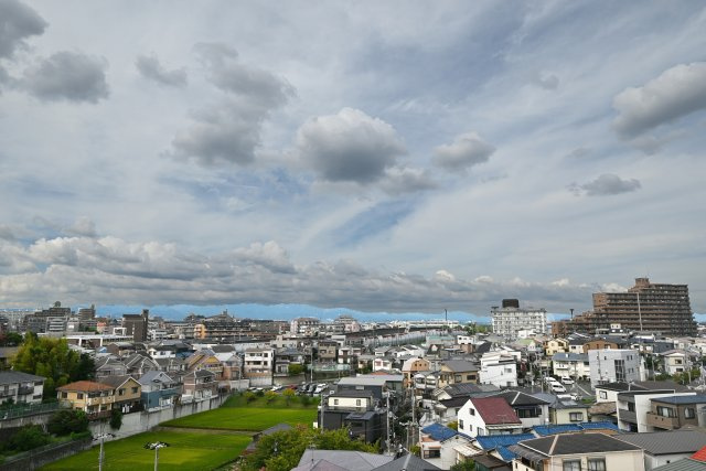 セントラル朝日が丘の展望|最上階ならではの開放感あふれる眺望が魅力。視界を遮るものが少なく、遠くまで見渡せる伸びやかな景色を楽しめます。日常の中で開放感を感じながら、ゆったりと過ごせる住まいです。