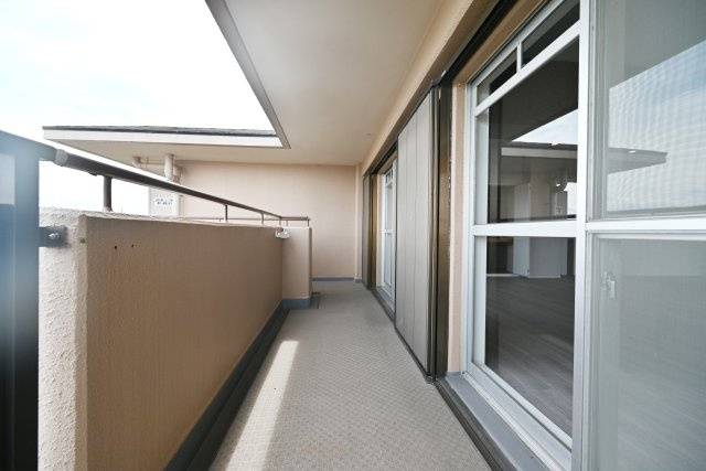 セントラル朝日が丘のバルコニー|東南向きバルコニー。日中に明るい光が入りやすく、洗濯物も干しやすいのが魅力。開放感のあるバルコニーで、心地よい暮らしを楽しめます。