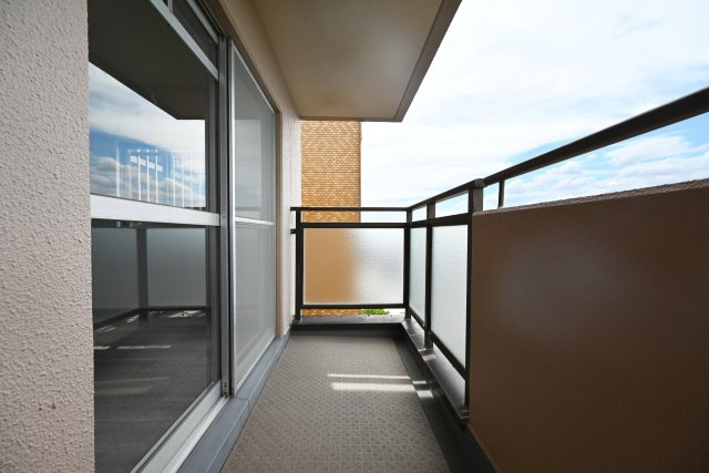 セントラル朝日が丘のバルコニー|北西向きバルコニー。他のバルコニーと使い分けることで、洗濯物や布団を干すスペースとして活用できるほか、ガーデニングなどにも便利。用途に合わせて多彩に使えるのが魅力です。