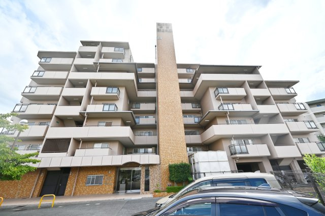 セントラル朝日が丘の外観|2026年4月リフォーム済物件、最上階角部屋、広々31.7帖LDK、ルーフバルコニー付物件になります。いつでも室内を見学して頂けますので、見学をご希望の方はお気軽にお問い合わせください。