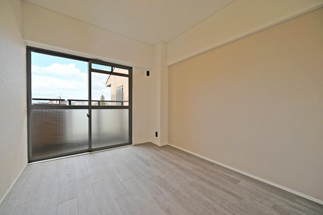 セントラル朝日が丘の子供部屋|洋室5.2帖
ベッドや学習机などを配置しやすく、成長に合わせたお部屋づくりができます。自分だけの空間として、勉強や趣味にも集中しやすい、使い勝手の良い子供部屋です。