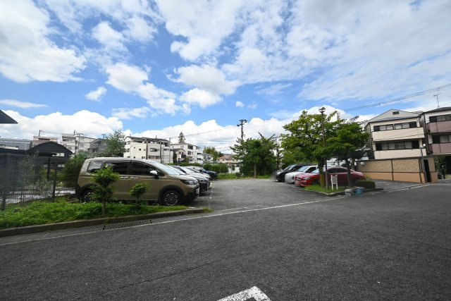 セントラル朝日が丘の駐車場|共用の専用駐車場です。