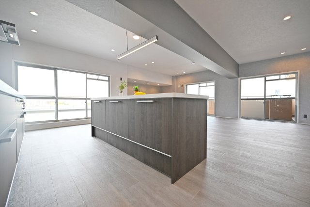 セントラル朝日が丘のキッチン|家族が自然と集まる、開放感あふれるアイランドキッチン。左右から行き来できるため動線がスムーズで、料理や配膳、片付けも快適。家族と会話を楽しみながら料理ができ、複数人でキッチンを使いやすいのも魅力です。