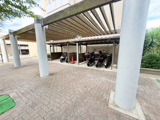 スクエア貝塚1番館の駐車場