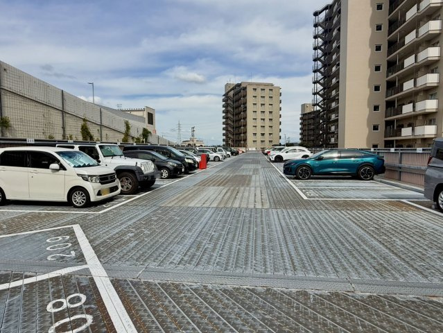 スクエア貝塚1番館の駐車場