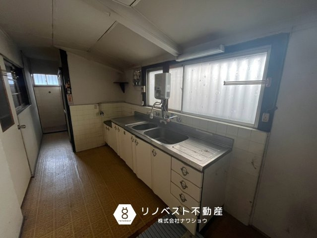 東大阪市中石切町４丁目のキッチン|シンク2ヶ所付きのキッチン！窓付きで換気もバッチリ◎