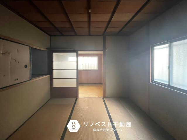 東大阪市中石切町４丁目の和室|腰高あたりに収納がございますので、空間をフル活用できます◎