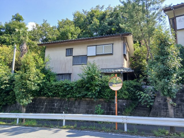 鳩山町鳩ヶ丘3丁目　古家付土地76坪の外観|鳩山ニュータウン内の落ち着いた街並みに佇む古家付き土地。現況の様子をご確認いただけます。