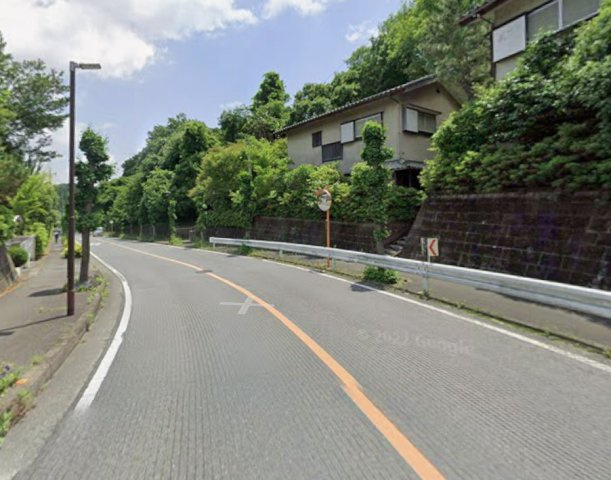 鳩山町鳩ヶ丘3丁目　古家付土地76坪の前面道路含む現地写真|約7ｍの車道と両側約2.5ｍの歩道を備えた、北側約12ｍのゆったりとした前面道路です。