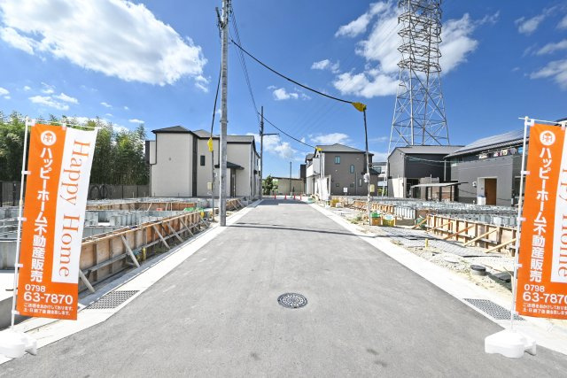 ハートフルタウン田能4丁目新築一戸建て│3LDK+駐車駐輪の外観|開発道路内の幅員は約6ｍで駐車の際も安心です。
車の通り抜けが少なく落ち着いた住環境です。