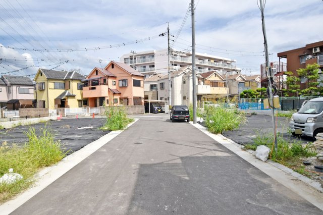 ハートフルタウン田能4丁目新築一戸建て│3LDK+駐車駐輪の前面道路含む現地写真|幅員約6mの開発道路が暮らしにゆとりをプラス。