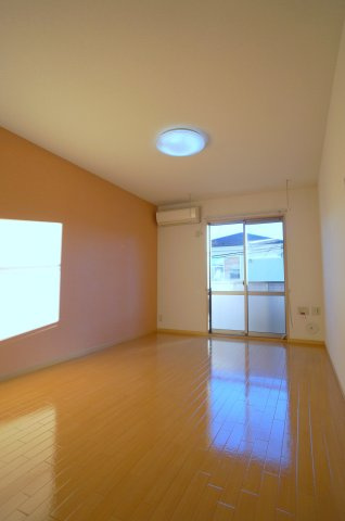 パティオ北柏台Ｂの居間・リビング|こちらの居間で趣味の時間をお楽しみください