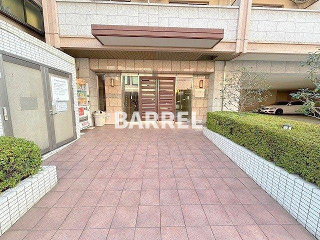 クリーデンス新大阪のエントランス