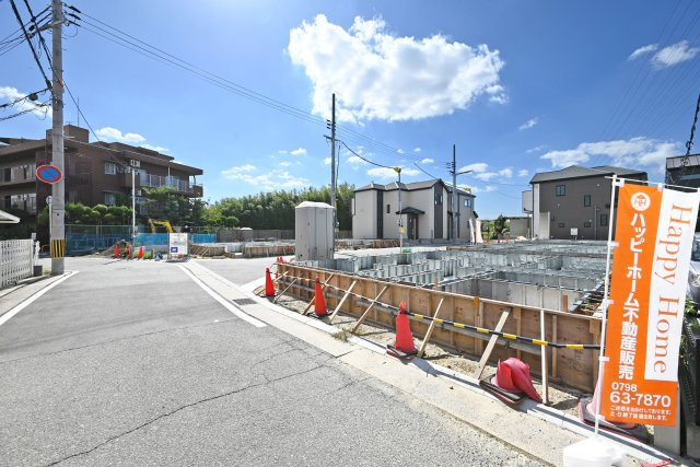 ハートフルタウン田能4丁目新築一戸建て│3SLDK+駐車駐輪の外観|開発道路の分譲地ならではの、穏やかな街並みが魅力です。
