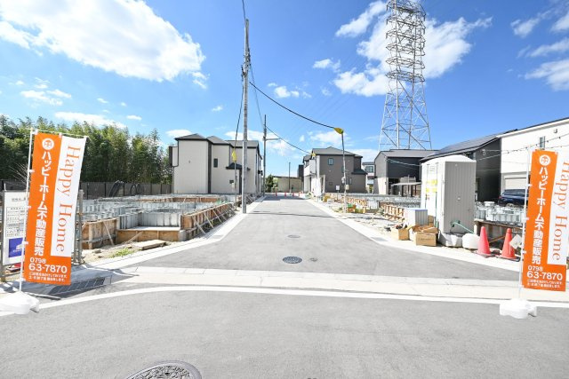 ハートフルタウン田能4丁目新築一戸建て│3SLDK+駐車駐輪の外観|開発道路入口側から撮影した現地外観写真です。
家族の未来を見据えた、全9区画の新しい街並み。
