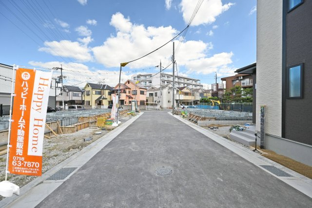 ハートフルタウン田能4丁目新築一戸建て│3SLDK+駐車駐輪の前面道路含む現地写真|幅員約6mの開発道路が暮らしにゆとりをプラス。