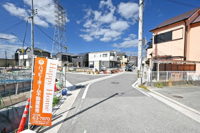 ハートフルタウン田能4丁目新築一戸建て│3SLDK+駐車駐輪の前面道路含む現地写真|北東側道路幅員約5.1ｍです。
周辺は交通量も少なく、小さなお子様のいるご家庭にも嬉しい住環境。