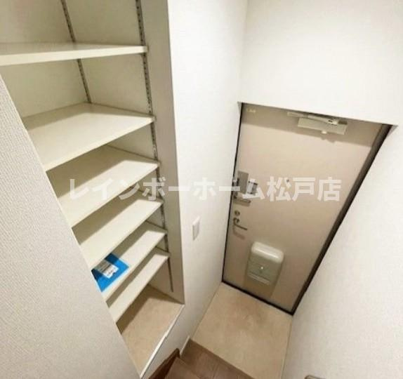ブランカ大塚のその他|収納もある玄関です