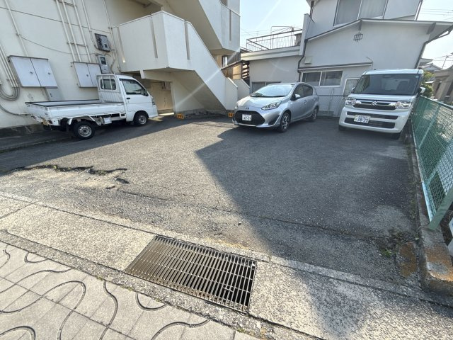 シャトー御立の駐車場