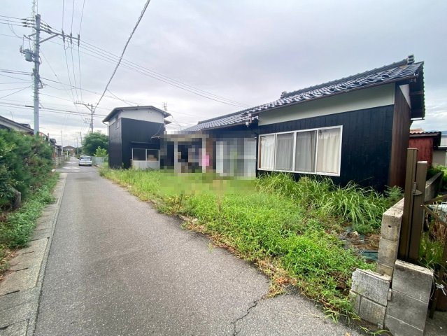 境港市中野町収益戸建の前面道路含む現地写真|前面道路は約2.6ｍになり、再建築時には道路中心より2ｍ後退になります。