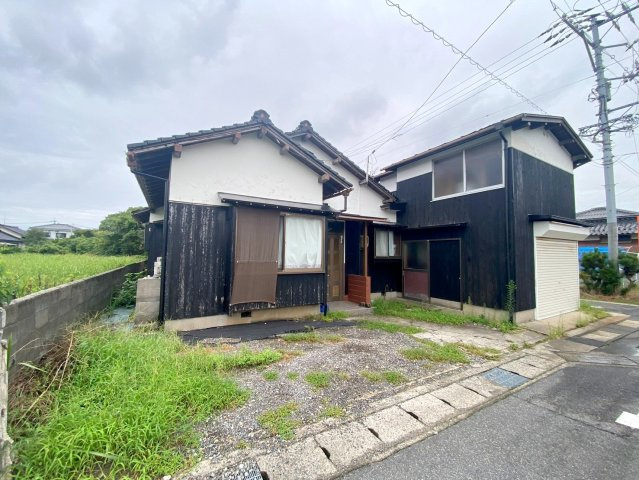 境港市中野町収益戸建の外観|令和2年頃にリフォーム歴のある住宅になります。今現在、借主様が入居中のオーナーチェンジ物件になります。